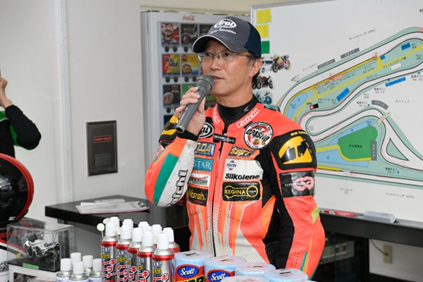 レッスンクラスの担当は内藤俊栄さん。的確なアドバイス