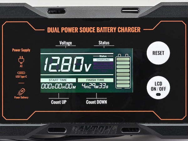 デイトナ_ディスプレイ付バッテリー充電器ポータブル｜２りんかん