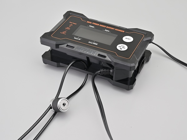 デイトナ_ディスプレイ付バッテリー充電器ポータブル｜２りんかん