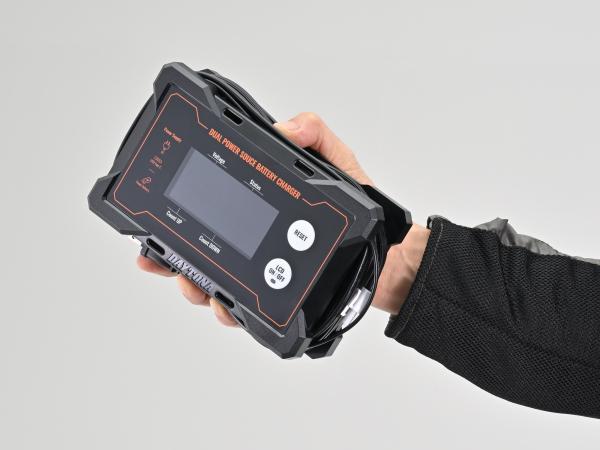 デイトナ_ディスプレイ付バッテリー充電器ポータブル｜２りんかん
