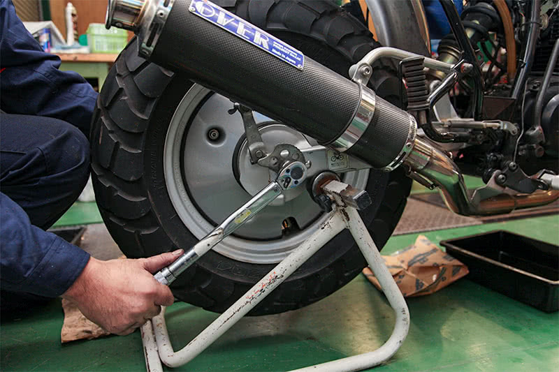 トルクレンチを使用してアクスルシャフトを締める