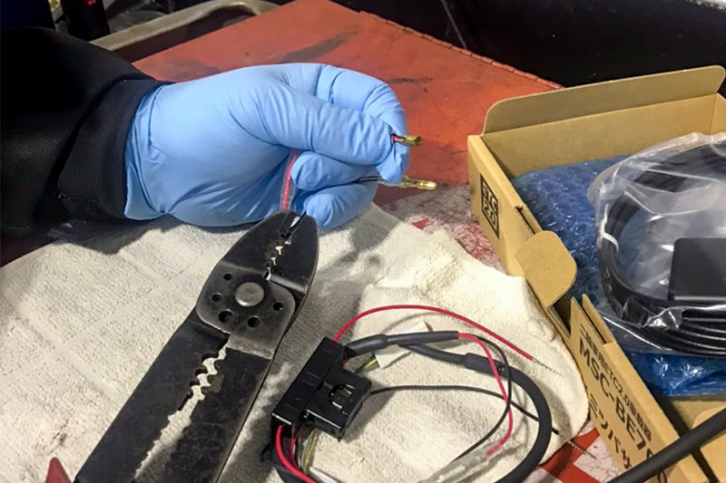 車両の電気系統に接続するための圧着端子を取り付け